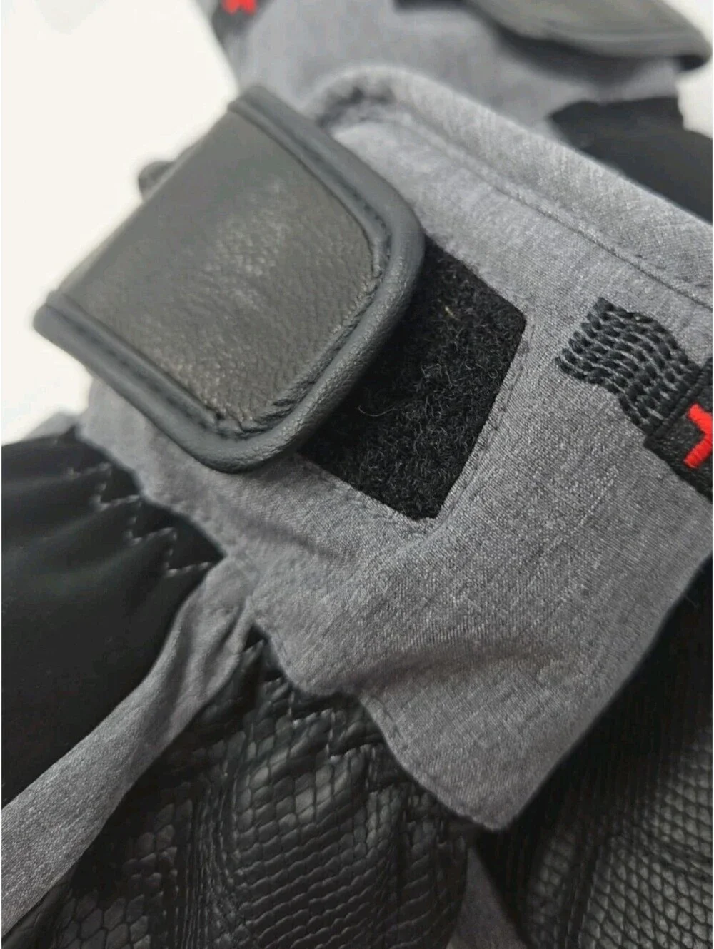 Seirus Maximum Heat Gray Mittens Gloves Adjustable Waterproof Breathable